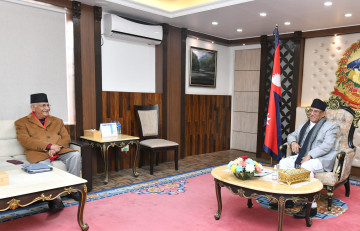 सिंहदरबारमा प्रधानमन्त्री प्रचण्ड र एमाले अध्यक्ष ओलीबीच भेटवार्ता 